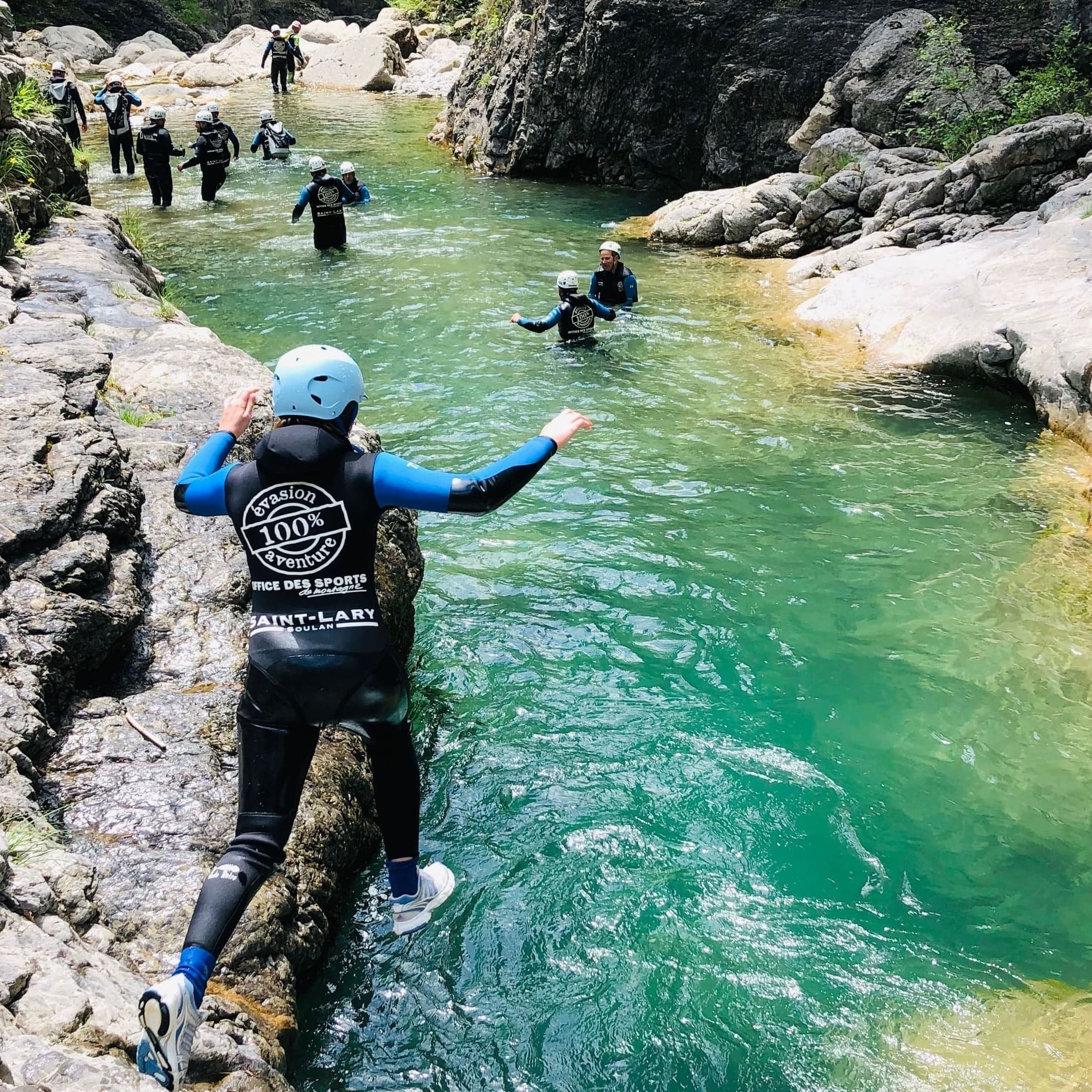 Activités canyoning avec sauts et nage à volonté